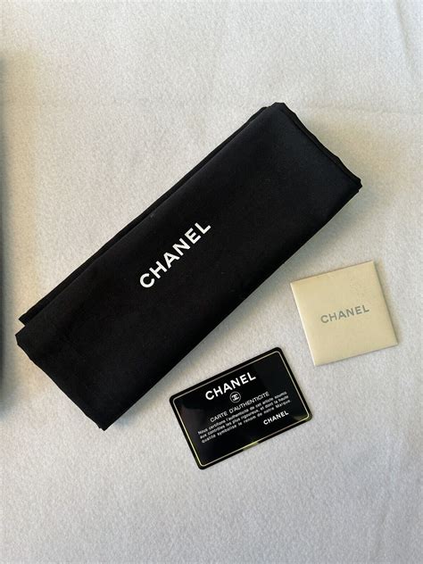 chanel je ne suis pas en solde carré|CHANEL Calfskin Medium Je Ne Suis Pas En Solde Pouch.